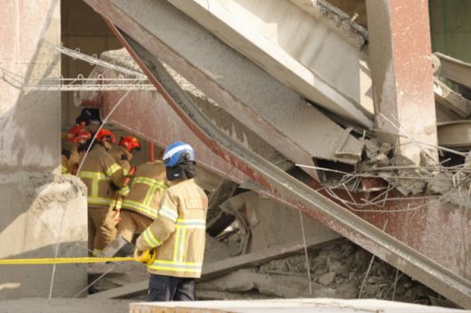 11일 광주 서구 광주대표도서관 공사 현장에서 레미콘 타설 중 붕괴 사고가 발생해 근로자 4명이 매몰됐다. 소방당국이 구조작업을 진행 중인 모습./사진=뉴스1