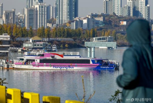 [서울=뉴시스] 정병혁 기자 = 19일 서울 송파구 잠실도선장에 한강버스 102호가 정박되어 있다.   지난 15일 잠실선착장 인근에서 강바닥에 걸려 멈췄던 한강버스가 도선장으로 이동됐다. 서울시는 이날 저녁 만조 시점에 자력이동 또는 예인선 작업을 통해 인양하려 했으나 지난 18일 한강 수위가 올라 자력 이동으로 도선장으로 이동했다"고 밝혔다. 2025.11.19. jhope@newsis.com /사진=정병혁
