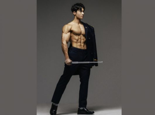 서울 12기동대 소속 최하용 순경은 지난 10일 SNS(소셜미디어)를 통해 "경찰관이 되어서 저의 첫 목표는 경찰 달력 멤버가 되는 것이었다"며 달력에 실린 자신의 사진 1장을 공개했다./사진=SNS 갈무