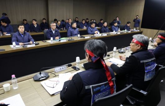 서울교통공사 제1노조인 민주노총 산하 서울교통공사노조가 11일 서울 성동구 서울교통공사 본사에서 열린 본사에서 열린 서울지하철 노사 임금교섭 본회의에 참석하고 있다./사진=(서울=뉴스1) 이호윤 기자