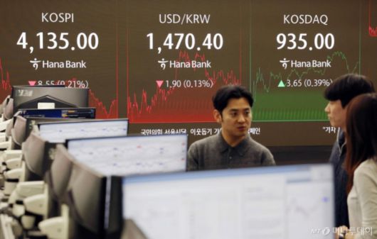 10일 오후 서울 중구 하나은행 딜링룸 전광판에 지수가 표시되고 있다. /사진-뉴시스