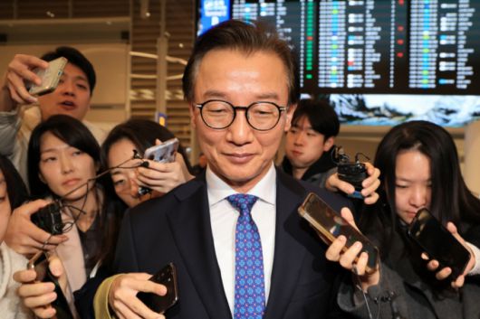 통일교로부터 금품을 수수했다는 의혹이 제기된 전재수 해양수산부 장관이 11일 오전 인천국제공항 제2여객터미널을 통해 귀국한 뒤 차량으로 이동하고 있다.  전 장관은 "장관직을 내려놓고 당당하게 응하는 것이 공직자로서 해야 할 처신"이라며 "단호하게, 명백하게, 아주 강하게 의혹이 전혀 사실무근이라는 말씀을 다시 분명히 드린다"고 밝혔다./사진=뉴시스