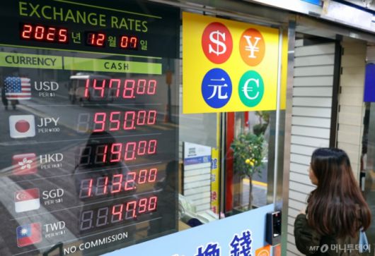 달러 강세가 이어지며 원·달러 환율의 상승이 어이지고 있는 7일 서울 명동 환전소에 원·달러 환전 시세가 보이고 있다. /사진=뉴시스