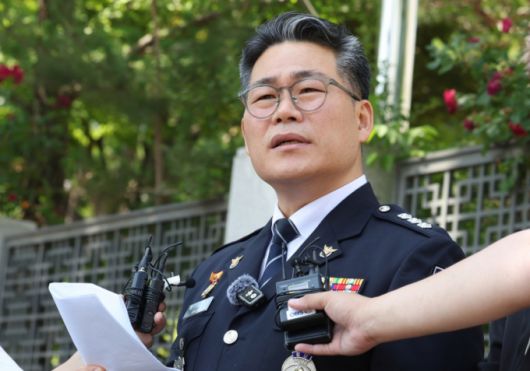 전 영등포경찰서 형사과장인 백해룡 경정이 지난 6월12일 오전 서울 서초구 대검찰청 앞에서 '세관 마약밀수 연루 의혹'과 관련해 합동수사팀 출범에 대한 입장 발표를 하고 있다. /사진=뉴시스.