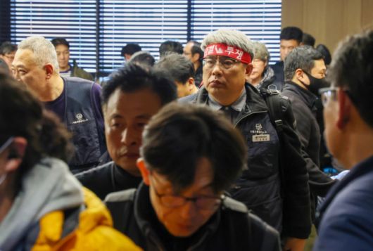 김태균 민주노총 공공운수노조 서울교통공사노조위원장이 지난 11일 서울 성동구 서울교통공사 본사에서 열린 서울지하철 노사 임금교섭 본회의 정회로 회의실을 나서고 있다.  /사진=(서울=뉴스1) 이호윤 기자