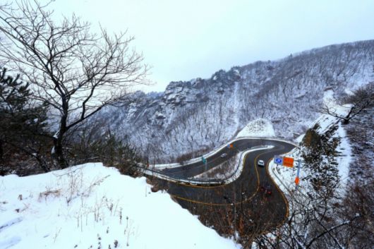 13일 강원 인제군 한계령 일원에 많은 눈이 내려 쌓였다/사진=뉴스1