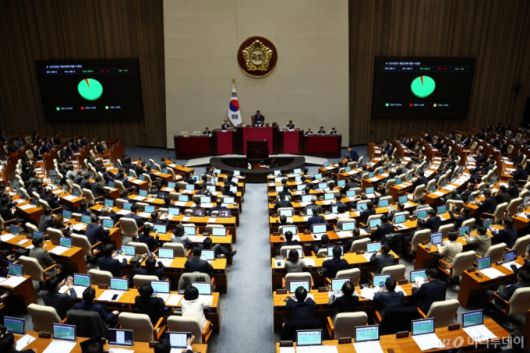 [서울=뉴시스] 김명년 기자 = 2일 오후 서울 여의도 국회에서 열린 본회의에서 2026년도 예산안이 통과되고 있다. 2025.12.02. kmn@newsis.com /사진=김명년