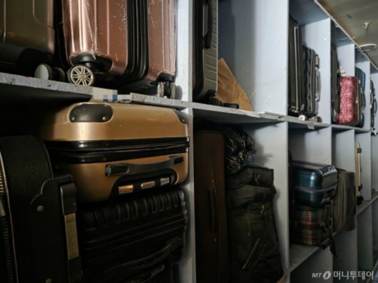 서울 구로구 중국동포교회는 외국인 노숙인 40여명을 대상으로 숙식을 제공한다. 사진은 노숙인들의 짐이 놓여있는 모습. /사진=김서현 기자.