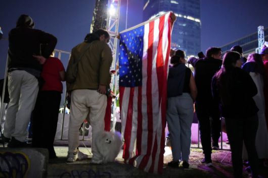 [산티아고=AP/뉴시스] 호세 안토니오 카스트 칠레 대통령 당선인의 지지자들이 14일(현지 시간) 산티아고에서 당선인의 연설을 듣고 있다. 강경 보수 성향인 카스트 공화당 후보가 결선 투표에서 압승하면서 칠레에 35년 만에 강력한 우파 정권이 들어서게 됐다. 2025.12.15.