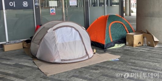 지난달 25일 수원역 일대에 노숙인들이 묵는 텐트가 놓인 모습. /사진=김서현 기자.