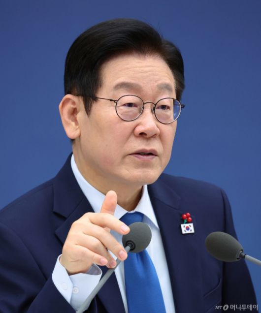 [세종=뉴시스] 최동준 기자 = 이재명 대통령이 17일 세종시 정부세종컨벤션센터에서 열린 산업통상부·지식재산처·중소벤처기업부 업무보고에서 발언하고 있다. (대통령실통신사진기자단) 2025.12.17. photocdj@newsis.com /사진=