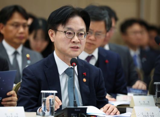 [세종=뉴시스] 최동준 기자 = 김정관 산업통상부 장관이 17일 세종시 정부세종컨벤션센터에서 이재명 대통령에게 산업통상부 업무보고를 하고 있다. (대통령실통신사진기자단) 2025.12.17. photocdj@newsis.com /사진=