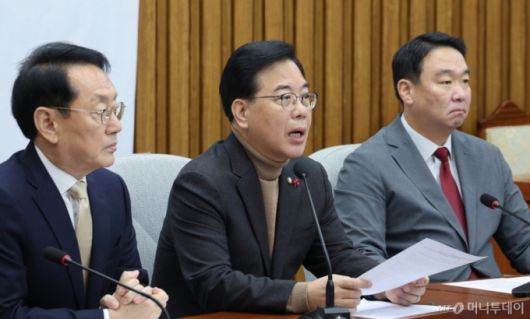 (서울=뉴스1) 신웅수 기자 = 송언석 국민의힘 원내대표가 19일 서울 여의도 국회에서 열린 원내대책회의에서 발언하고 있다. 2025.12.19/뉴스1  Copyright (C) 뉴스1. All rights reserved. 무단 전재 및 재배포,  AI학습 이용 금지. /사진=(서울=뉴스1) 신웅수 기자