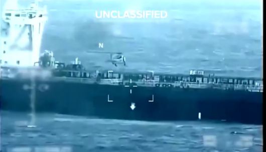 크리스티 노엠 미국 국토안보부 장관이 20일(현지시간) 베네수엘라 항에 정박했던 유조선을 미 해안경비대가 나포하는 장면이라고 밝히며 X(엑스)에 공개한 영상 /로이터=뉴스1