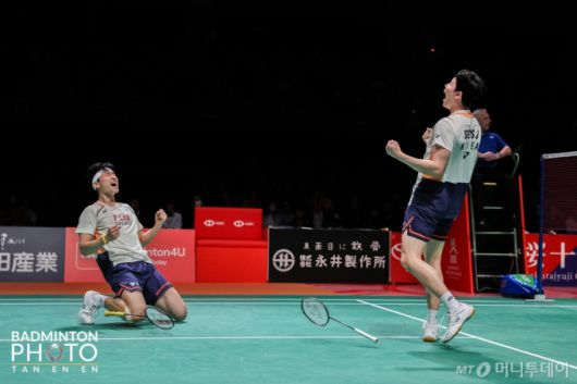 [서울=뉴시스] 2025 일본마스터즈배드민턴선수권대회에서 남자 복식 우승을 차지한 서승재(왼쪽), 김원호가 16일 일본 구마모토 체육관에서 경기를 하고 있다. (사진=대한배드민턴협회 제공) 2025.11.16. photo@newsis.com *재판매 및 DB 금지 /사진=