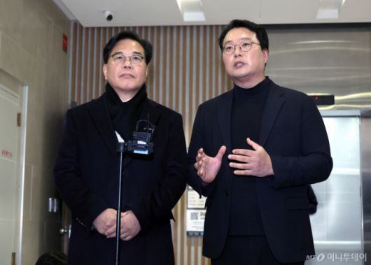 [서울=뉴시스] 김금보 기자 = 송언석 국민의힘 원내대표와 천하람 개혁신당 원내대표가 21일 서울 여의도 한 식당에서 '통일교 특검법 발의' 관련 비공개 회동을 마친 뒤 기자회견을 하고 있다. 2025.12.21. kgb@newsis.com /사진=김금보