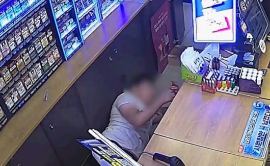 택시를 빼앗아 운전한 후 사고가 나자 편의점으로 도망친 남성이 검찰에 넘겨졌다./사진=대전경찰청 제공