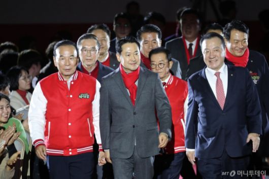 (청주=뉴스1) 김용빈 기자 = 장동혁 국민의힘 대표와 엄태영 충북도당위원장 등이 19일 충북 청주오스코에서 열린 충북도당 당원교육에 참석하고 있다. 2025.12.19/뉴스1  Copyright (C) 뉴스1. All rights reserved. 무단 전재 및 재배포,  AI학습 이용 금지. /사진=(청주=뉴스1) 김용빈 기자