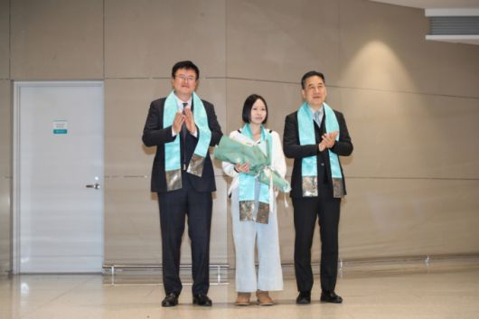 김대현 문체부 제2차관과 서영충 한국관광공사 사장 직무대행이 한국에 1850만 번째 외래관광객으로 입국하는 싱가포르인 샬메인 리씨와 사진 찍는 모습/사진제공=한국관광공사