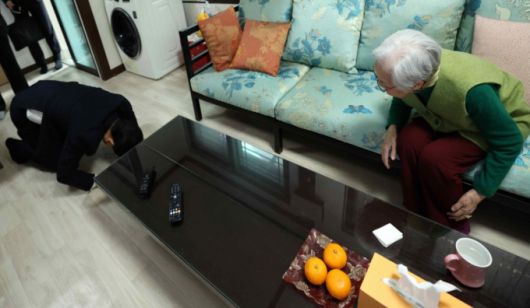 정동영 통일부 장관이 24일 이산가족 김봉환(105)씨의 가정을 직접 방문해 조속한 남북대화 필요성을 강조했다. 정 장관은 이날 김씨와 '나의 살던 고향'을 같이 부르고 큰절을 올리는 등 가족과 헤어진 아픔을 위로했다. / 사진=통일부