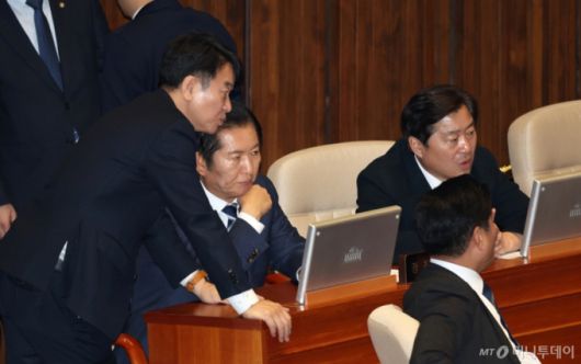 (서울=뉴스1) 이승배 기자 = 정청래 더불어민주당 대표가 23일 서울 여의도 국회에서 열린 제430회국회(임시회) 제2차 본회의에서 문진석 원내수석과 대화하고 있다. 2025.12.24/뉴스1  Copyright (C) 뉴스1. All rights reserved. 무단 전재 및 재배포,  AI학습 이용 금지. /사진=(서울=뉴스1) 이승배 기자