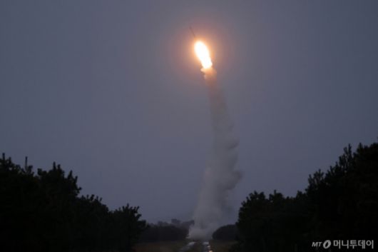 북한이 신형 반항공미사일을 시험발사했다고 25일 밝혔다. 노동당 기관지 노동신문은 시험발사가 전날인 24일 이뤄졌으며, 김정은 노동당 총비서가 이를 참관했다고 보도했다. 신문이 공개한 사진에 따르면 이 미사일은 지대공미사일로 보인다. / 사진=뉴스1(노동신문)