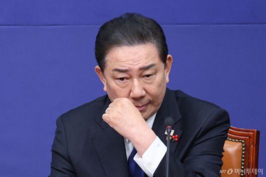 (서울=뉴스1) 신웅수 기자 = 김병기 더불어민주당 원내대표가 24일 서울 여의도 국회에서 열린 최고위원회의에서 생각에 잠겨 있다. 2025.12.24/뉴스1  Copyright (C) 뉴스1. All rights reserved. 무단 전재 및 재배포,  AI학습 이용 금지. /사진=(서울=뉴스1) 신웅수 기자