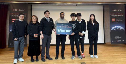지난달 판교 창업존에서 열린 '글로벌 펀딩 챌린지(Global Funding Challenge)'에서 우승을 차지한 (주)코넥트 관계자들이 기념촬영을 하고 있다./사진제공=경기혁신센터