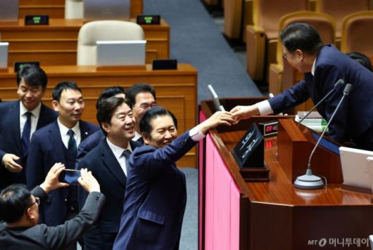 [서울=뉴시스] 김명년 기자 = 정청래 더불어민주당 대표가 24일 서울 여의도 국회에서 열린 제430회국회(임시회) 제2차 본회의에서 정보통신망 이용촉진 및 정보보호 등에 관한 법률 일부개정법률안(대안)에 대한 무제한토론 종결동의의 건 투표를 마친 뒤 우원식 국회의장과 인사를 나누고 있다. 2025.12.24. kmn@newsis.com /사진=김명년