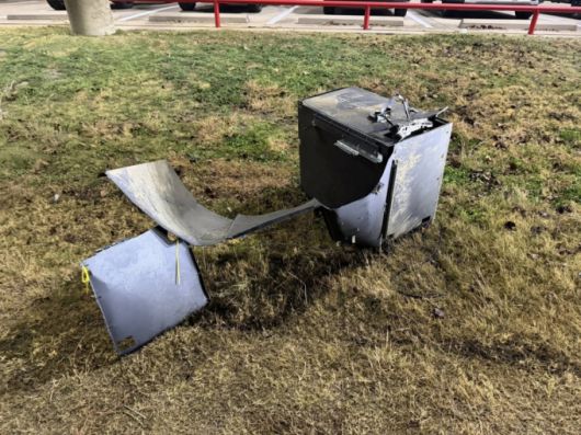 편의점 현금인출기(ATM)와 SUV(스포츠 유틸리티 차량)를 금속 케이블로 연결해 훔치려던 남성 2명이 기기를 달고 도주했다. 이 과정에서 ATM과 차량이 분리됐고, 범인들은 이를 버리고 달아났다. 경찰은 ATM 내 현금을 모두 회수했다./사진=화이트 세틀먼트 경찰 페이스북