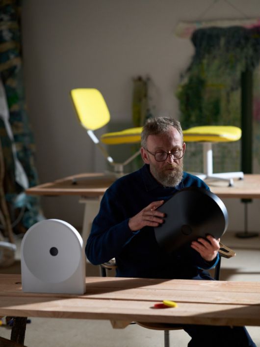 프랑스 출신 가구 디자이너 에르완 부홀렉이 뮤직 스튜디오 5를 소개하고 있다./사진 제공=삼성전자