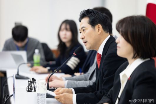 (서울=뉴스1) 유승관 기자 = 장동혁 국민의힘 대표가 28일 서울 여의도 국회에서 열린 현안 기자간담회에서 모두 발언을 하고 있다. 2025.12.28/뉴스1  Copyright (C) 뉴스1. All rights reserved. 무단 전재 및 재배포,  AI학습 이용 금지. /사진=(서울=뉴스1) 유승관 기자