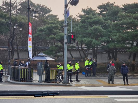 29일 오전 형광색 근무복을 입은 경찰들이 청와대 인근에 배치돼 집회 참가자들을 통제하는 모습./사진=김서현 기자.