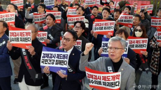 [세종=뉴시스] 강종민 기자 = 대한의사협회 김택우 회장과 집행부, 대표자 등이 11일 세종시 정부세종청사 보건복지부 앞에서 궐기대회를 열어 검체검사 제도개편 강제화 전면 중단을 촉구하고 있다. 2025.11.11. ppkjm@newsis.com /사진=강종민