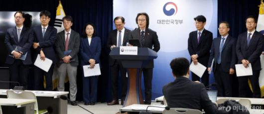 [서울=뉴시스] 추상철 기자 = 주병기 공정거래위원장이 19일 오후 서울 종로구 정부서울청사에서 업무보고 사후 브리핑을 하고 있다. 2025.12.19. scchoo@newsis.com /사진=추상철