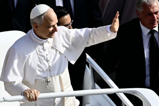 레오 14세 제267대 교황이 18일(현지시간) 바티칸 성 베드로 광장에서 열린 즉위 미사에 참석하며 교황 차를 타고 손을 흔들고 있다. 2025.05.19  /AFPBBNews=뉴스1