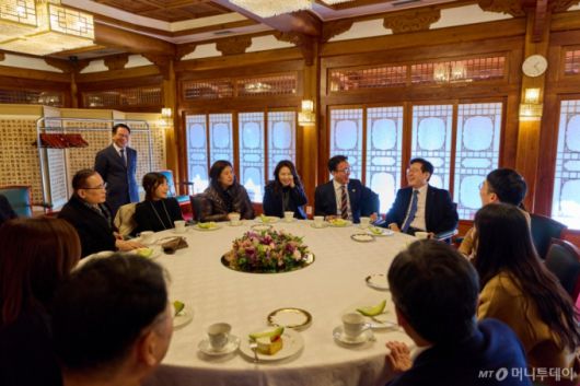 (서울=뉴스1) 이재명 기자 = 이재명 대통령과 김민석 국무총리가 30일 서울 종로구 삼청동의 한 음식점에서 오찬을 마친 후 총리공관에서 출입기자들과 차담을 갖고 있다. (청와대 제공. 재판매 및 DB 금지) 2025.12.30/뉴스1  Copyright (C) 뉴스1. All rights reserved. 무단 전재 및 재배포,  AI학습 이용 금지. /사진=(서울=뉴스1) 이재명 기자