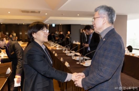 정은경 보건복지부 장관(사진 왼쪽)이 29일 오후 서울 중구 더플라자호텔에서 열린 2025년 제1차 보건의료정책심의위원회에서 김택우 대한의사협회장과 악수하고 있다. /사진=[서울=뉴시스] 황준선 기자