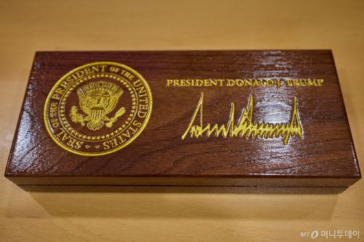 (서울=뉴스1) 이재명 기자 = 이재명 대통령이 30일 청와대 집무실에서 도널드 트럼프 미국 대통령이 선물한 '백악관 황금 열쇠'를 살펴봤다.   황금열쇠는 트럼프 대통령이 '언제든 백악관을 방문할 수 있다'는 의미를 담아 가까운 인사에게 주는 특별한 선물이다.  사진은 선물로 받은 황금 열쇠.  (이재명 대통령 SNS. 재판매 및 DB 금지) 2025.12.30/뉴스1  Copyright (C) 뉴스1. All rights reserved. 무단 전재 및 재배포,  AI학습 이용 금지. /사진=(서울=뉴스1) 이재명 기자