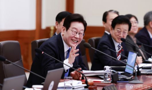 [서울=뉴시스] 최동준 기자 = 이재명 대통령이 30일 청와대에서 열린 국무회의를 주재하며 밝은 표정으로 발언하고 있다. 2025.12.30. photocdj@newsis.com /사진=최동준