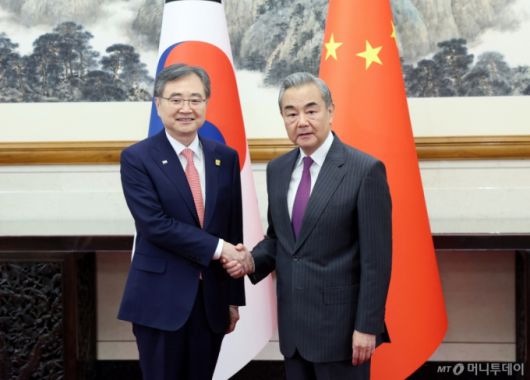 [베이징=신화/뉴시스] 조현(왼쪽) 외교부 장관이 17일(현지 시간) 중국 베이징에서 왕이 중국 외교부장과 회담 전 악수하고 있다. 2025.09.18.