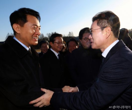 [서울=뉴시스] 박주성 기자 = 오세훈 서울시장(왼쪽)과 정원오 성동구청장이 2026년 새해 첫날인 1일 서울 동작구 국립서울현충원을 참배 전 인사를 나누고 있다.  2026.01.01. park7691@newsis.com /사진=