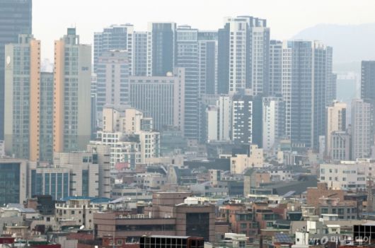 (서울=뉴스1) 구윤성 기자 = 내년 서울 아파트값 상승률은 10·15 부동산 대책 여파로 역대 최고치를 기록한 올해보다는 낮아질 것으로 보이지만 공급 부족 문제가 이어지면서 강남권과 한강벨트 등 상급지를 중심으로 상승세는 계속될 것으로 전망된다.  이와 함께 가격 부담이 커진 영향으로 하향 매수가 늘어나면서, 올해보다 서울 중저가 단지를 중심으로 매매가 활발해질 가능성도 제기된다.  28일 부동산 업계에 따르면 내년 서울 아파트 가격 연간 상승률은 최대 5% 내외가 될 것이라는 관측이 나온다. 이는 한국부동산원 기준 올해 연간 상승률 8.48%보다는 낮은 수준이다. 서울 아파트값은 올해 2월 첫째 주부터 46주 연속 상승세를 이어갔다.  사진은 이날 서울의 한 빌라와 아파트 단지. 2025.12.28/뉴스1  Copyright (C) 뉴스1. All rights reserved. 무단 전재 및 재배포,  AI학습 이용 금지. /사진=(서울=뉴스1) 구윤성 기자