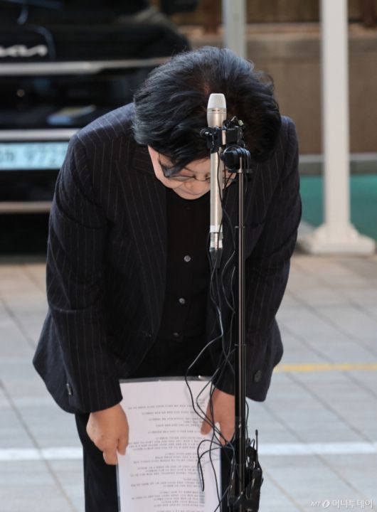 [서울=뉴시스] 배훈식 기자 = 이혜훈 기획예산처 장관 후보자가 30일 오전 서울 중구 예금보험공사에 마련된 인사청문회 준비 사무실로 출근하며 고개숙여 인사하고 있다. 2025.12.30. dahora83@newsis.com /사진=배훈식