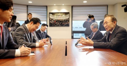 (서울=뉴스1) 국회사진기자단 = 장동혁 국민의힘 대표가 2일 서울 서초구 영포빌딩에서 이명박 전 대통령을 예방, 외연 확장 등 당 운영 방안과 지방선거 전략에 관한 조언을 듣고 있다. 2026.1.2/뉴스1  Copyright (C) 뉴스1. All rights reserved. 무단 전재 및 재배포,  AI학습 이용 금지. /사진=(서울=뉴스1) 국회사진기자단