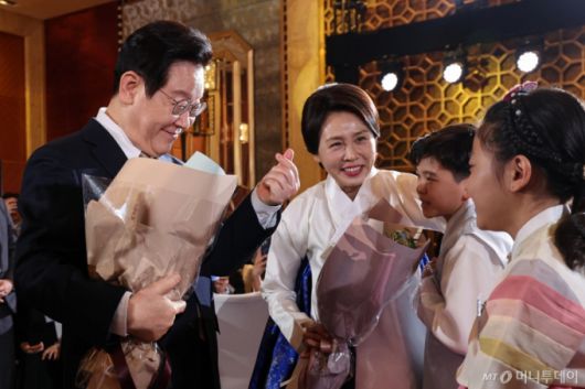 (베이징(중국)=뉴스1) 허경 기자 = 중국을 국빈 방문 중인 이재명 대통령과 김혜경 여사가 4일 베이징 한 호텔에서 열린 재중 한국인 간담회에서 화동에게 꽃다발을 받고 있다. 2026.1.4/뉴스1  Copyright (C) 뉴스1. All rights reserved. 무단 전재 및 재배포,  AI학습 이용 금지. /사진=(베이징(중국)=뉴스1) 허경 기자