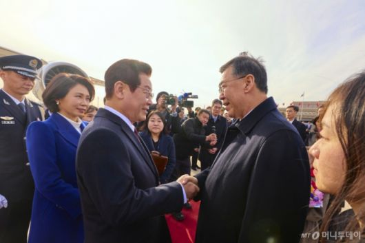 [베이징=뉴시스] 최동준 기자 = 중국을 국빈 방문한 이재명 대통령이 4일(현지 시간) 베이징 서우두 국제공항에 도착해 인허쥔 국무원 과학기술부 부장(장관)과 인사하고 있다. (공동취재) 2026.01.04. photocdj@newsis.com /사진=