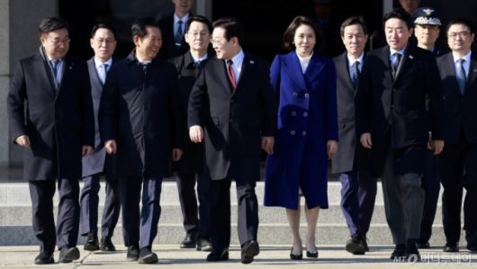 [성남=뉴시스] 최동준 기자 = 국빈 자격으로 중국을 방문하는 이재명 대통령과 김혜경 여사가 4일 경기 성남 서울공항에서 공군 1호기로 향하며 정청래 더불어민주당 대표와 대화를 하 있다. 2026.01.04. photocdj@newsis.com /사진=최동준