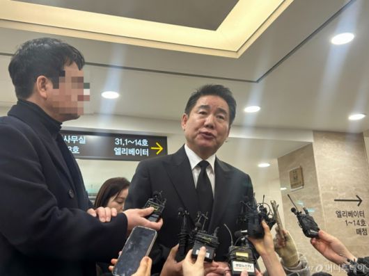 5일 배우 겸 신영균예술문화재단 이사인 박상원이 서울 서초구 서울성모병원 장례식장 마련된 배우 안성기의 빈소를 찾았다. /사진=김지현 기자.