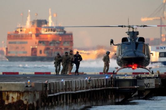 미군에 체포된 니콜라스 마두로 베네수엘라 대통령이 5일(현지시간) 미국 뉴욕에서 마약 테러, 모의, 마약 밀매, 자금 세탁 등을 포함한 연방 형사 사건 첫 심리에 참석하기 위해 맨해튼에 위치한 대니얼 패트릭 모이니한 연방법원으로 향하던 중 맨해튼 다운타운 헬기장에 도착하고 있다. /로이터=뉴스1